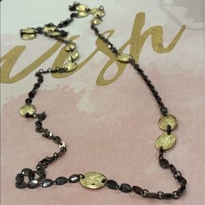 Elegant Gold Tone Glittering Pieces and Black Metal Links Necklace